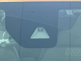 【インテリジェントエマージェンシーブレーキ】フロントカメラで前方の車両や歩行者を検知。衝突しそうな時は衝突被害軽減ブレーキが作動、衝突回避をサポート。より安全にドライブをお楽しみいただけます。