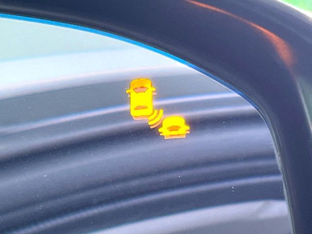 【ブラインドスポットインフォメーション】走行中、ドアミラーの死角になりやすい箇所に後続車が接近するとサイドミラー付近に警告を表示、ドライバーに注意喚起をしてくれます。