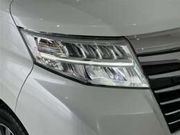 LEDヘッドライトです。デザイン性がよくとても明るいので、夜間の走行や悪天候でも安心です。しかも長寿命！