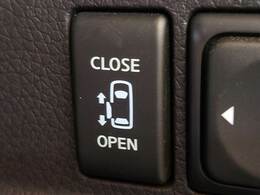 【片側電動スライドドア】運転席よりボタンひとつで開閉可能なスライドドアです。雨の日のお迎えの時など役立ちますね。