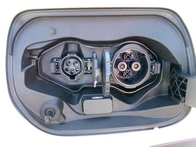 運転席側後部に充電用コネクターが付いております。　左側が普通充電用のコネクターで、右側が急速充電用のコネクターになります。