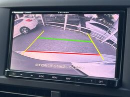 【バックカメラ】駐車時に後方がリアルタイム映像で確認できます。大型商業施設や立体駐車場での駐車時や、夜間のバック時に大活躍！運転スキルに関わらず、今や必須となった装備のひとつです！