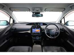 内装カラーは人気の黒系です。内装各部のパーツが使いやすい配置です。高級感満載の乗り心地が良い装備になっております！