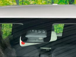 【スズキ　セーフティサポート】走行中に前方の車両等を認識し、衝突しそうな時は警報とブレーキで衝突回避と被害軽減をアシスト。より安全にドライブをお楽しみいただけます。