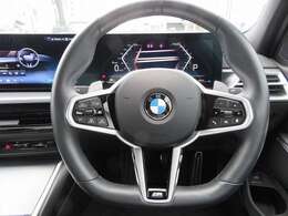 ◆インスツルメントパネルやインテリアトリムなどは、調和しなが洗練された室内を作り上げ、スイッチ類によって、優れた操作性をも実現。ドライバーの視線や動線を考え、人間工学に基づきデザインされています◆