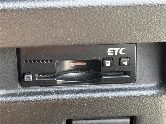 【ETC】有料道路を利用する際に料金所で停止することなく通過できる、ETC車載器（ノンストップ自動料金収受システム機器）が装備されています。セットアップを行うことで利用可能になります。