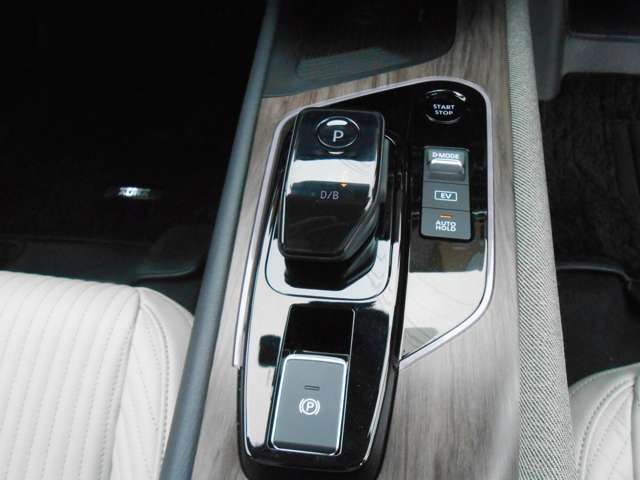 e-POWERの優しいタッチのシフトフィーリングを是非体感して下さい！ ボタンひとつでパーキングに入ります♪しかもお洒落♪