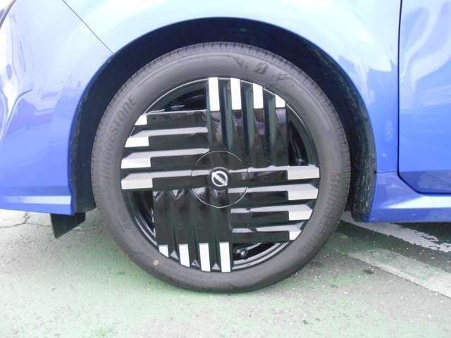 全国の日産販売会社で点検＆修理、保証サービスが受けれます。