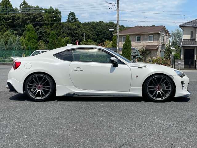 【カーセンサー出品までの流れ】全国ガリバーグループ店での直接買取仕入車両を中心にGTガレージにストック。商品車の一部は出品前に整備士・検査員によるコンディションチェックを実施しています。