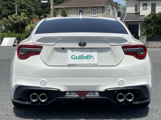 なかなか見ることのできないアンダーフロアですがスポーツカー選びの重要なチェックポイントです。当車両には、フロア・フレームに損傷、歪みなどもありません。