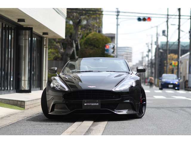 グリルもブラックアウトされ精悍な顔つき
