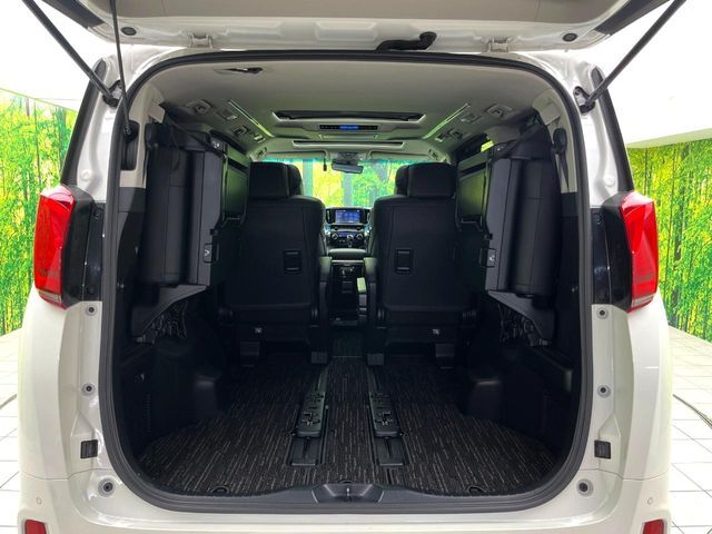 積み下ろしのしやすいデッキにはたっぷりと荷物を積み込んでいただけます。遊びから仕事まで、様々なシーンで頼れます♪