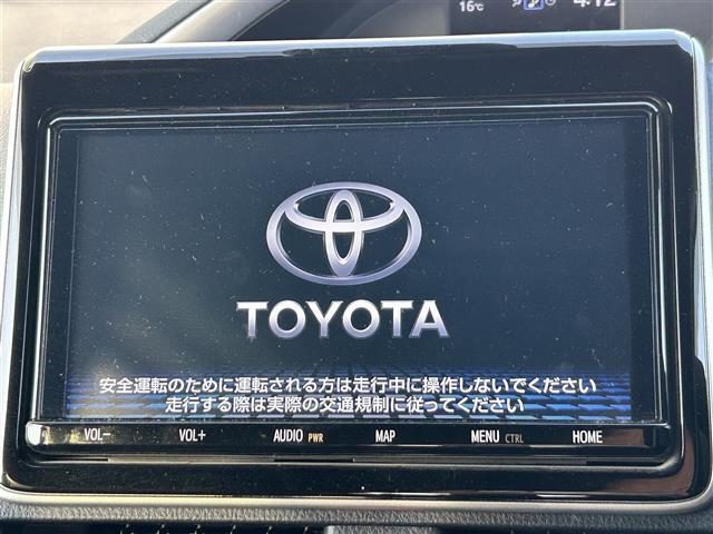 【純正ナビ】人気の純正ナビを装備しております。ナビの使いやすさはもちろん、オーディオ機能も充実！キャンプや旅行はもちろん、通勤や買い物など普段のドライブも楽しくなるはず♪