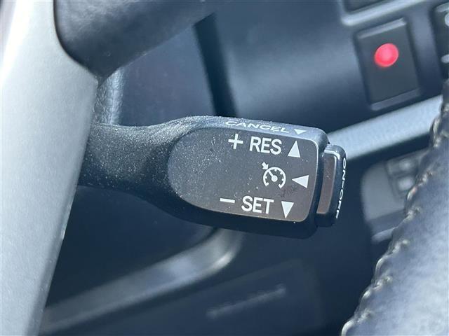 【クルーズコントロール】高速道路もラクラク走行。アクセルを離しても一定速度で走行ができ、長距離運転時の負担を軽減！加速・減速も簡単なスイッチ操作で調整できます。