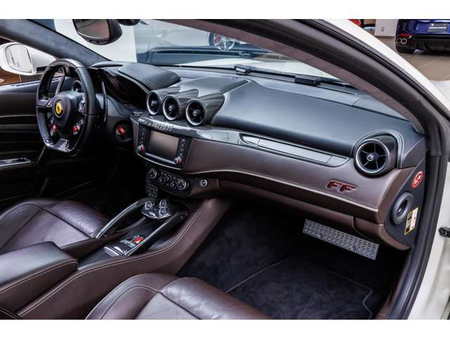 カーボン・ファイバー製ダッシュボード・トリム、カーボン・ファイバー製センター・ゾーン