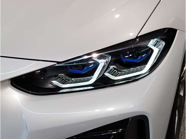 【LEDヘッドライト】先進のLEDテクノロジーを採用。放射される白色光の周波特性は太陽光に近く、バイキセノン・ヘッドライトを上回るコントラストで更に明るく輝きます！