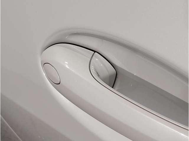 【デザインとの融合】BMWデザイナーが創り出したボディデザインを損なう事のない様に配置とデザインに拘っています。ドアノブについてもBMWの拘りに妥協はありません。