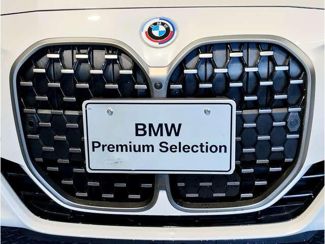 【BMWエンジン】革新的なガソリン・エンジン・テクノロジーによる高性能かつ高効率。レスポンスの良いパワーを発揮。常にスムーズな吸気を実現しアクセル開度にダイレクトに反応しドライビングを楽しく演出。