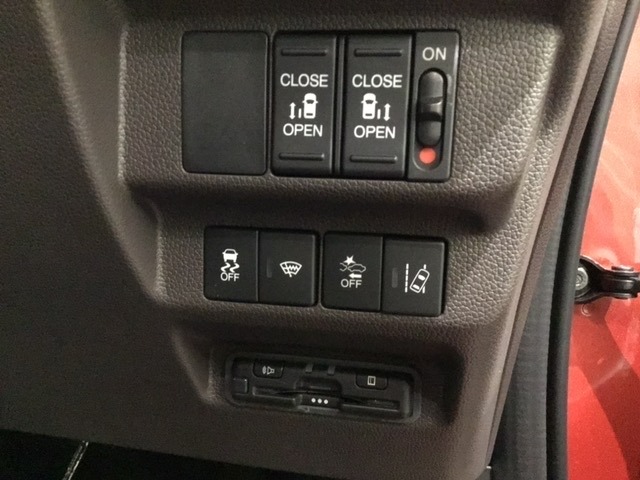 両側電動スライドドアは運転席から操作ができる操作スイッチが付いています。Hondaセンシング用のVSA（ABS＋TCS＋横滑り抑制）解除とレーンキープアシストシステムなどのメインスイッチも装備