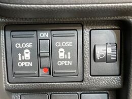 【両側パワースライドドア】スマートキーや運転席のスイッチで後席両側スライドドアの開閉が可能♪電動だから力を入れてドアを開ける必要が無く、小さなお子様でも簡単に開け閉めでき快適です♪