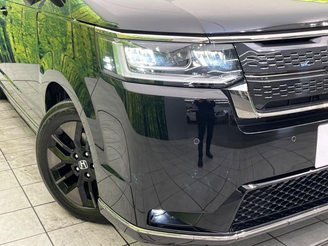 【LEDヘッドライト】悪天候や夜間走行時も良好な視界を確保し安心して運転できる高輝度LEDヘッドライトを装備！点灯速度が早く、消費電力も抑えられています。