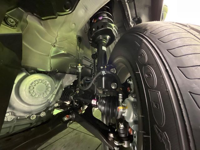 お車を安心してお乗りいただく為には、足回りの定期点検が欠かせません。サービスサポート（有償保証）では無料点検もご提供しており、安心のカーライフをお過ごしいただけるサポート体制が整っています。