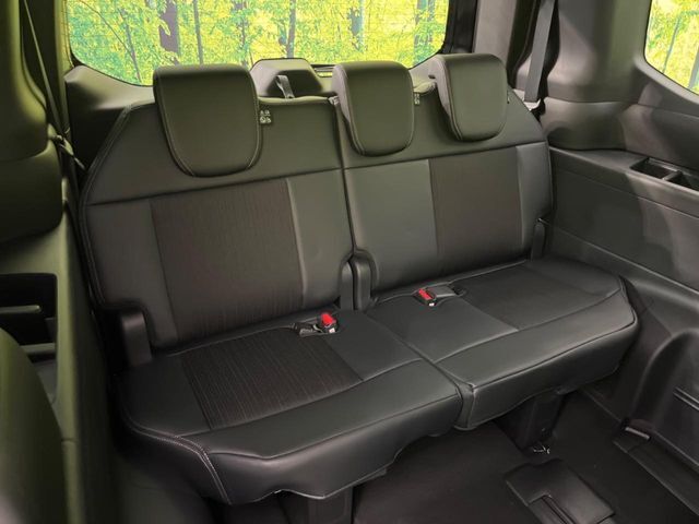 床下収納式のサードシートです。座席部分をコンパクトに収納でき、広大な荷室スペースとしてお使いいただけます！乗車人数や荷物の量など利用シーンに合わせて3列目を有効活用でき、とっても便利♪