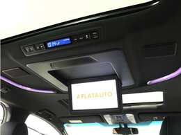 【電動後席モニター】JBLプレミアムサウンド専用！電動開閉後席フリップダウンモニターです。5.1chサウンド対応、17スピーカーの専用音響システムとなり、人気の装備になります。