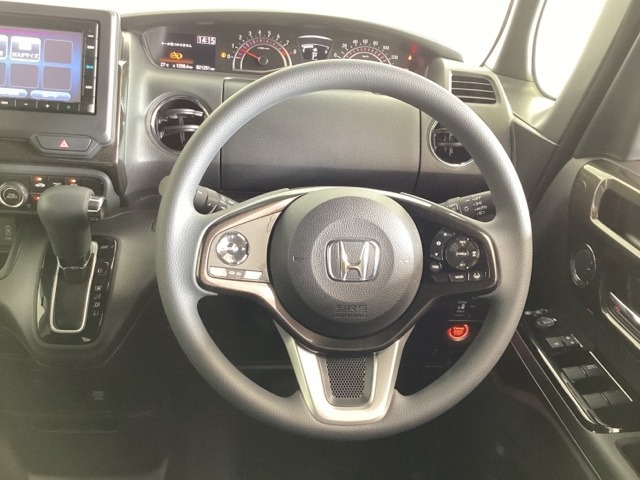 ハンドルにHondaセンシング系のクルーズコントロールやレーンキープアシストなどのスイッチと、オーディオの操作スイッチが装備されています。ハンドルから手を離さず安全に操作できます。