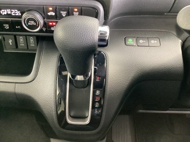 CVT車のセレクトレバーです。低速から高速まで、変速ショックのないスムーズな走りを実現するとともに、エンジン効率のよい領域を維持することで燃費にも貢献します。