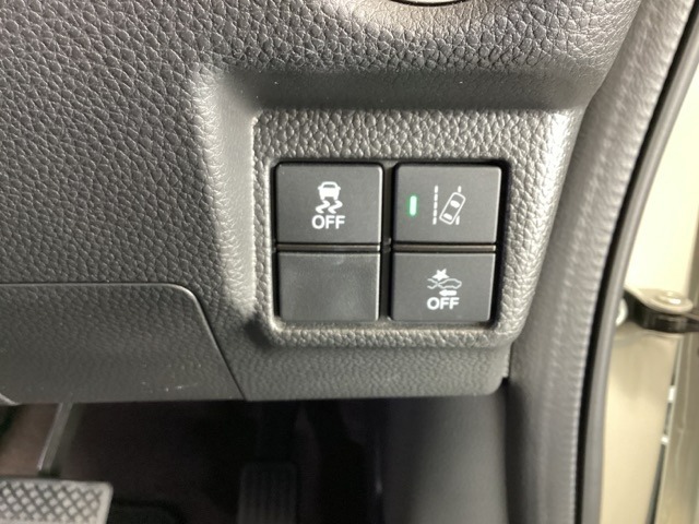 Hondaセンシング用の、VSA（ABS＋TCS＋横滑り抑制）解除とレーンキープアシストシステムのメインスイッチなどはハンドルの右側に装備しています。