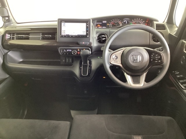 車内は光触媒抗菌消臭施工済です。スタイリッシュなデザインでスポーティなインパネ周りを演出します。グローブボックスやカップホルダーのほかにトレーなどたくさんの収納スペースが付いています。