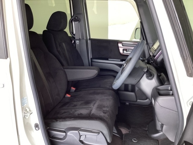 女性でも運転がしやすいように、シートの高さ調整機能（シートリフター）がついています。運転席と助手席の間が空いている為、助手席側への移動がスムーズです。交通量の多い道でも助手席側から乗り降りができます。
