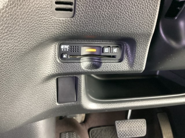 ハンドルの左下にETCがついています。高速道路の料金所の通過も楽々です。　カードの取り出しもしやすい場所についています。