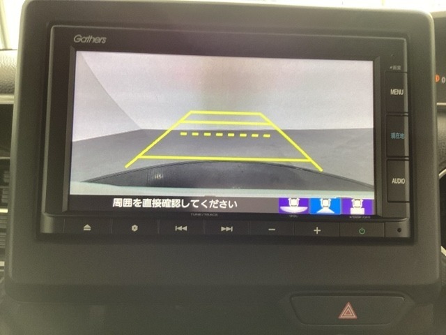 バックでの車庫入れも安心です！　リアカメラが付いているバックモニター付のナビを装備しております。操作線もついており距離感も画面から確認できます。