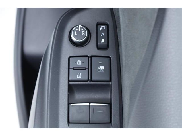 ドアミラーは電動で調節できます。シートポジションやドライバーが代わった場合にも便利です。