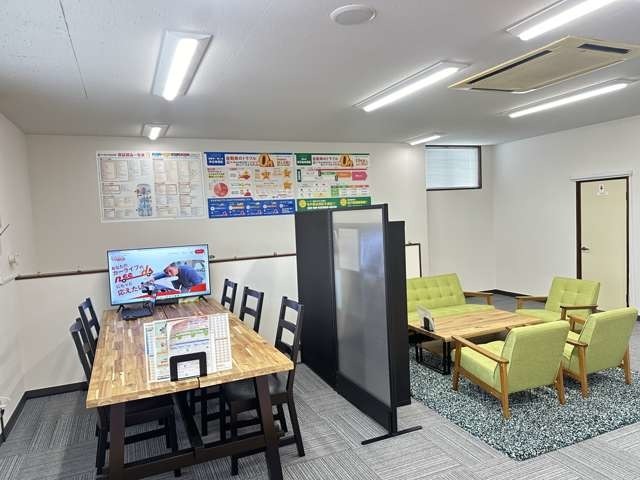 2Fにも商談スペースをご用意しております！ご家族様でも安心！ソファ席もありゆっくりお寛ぎ頂けます！