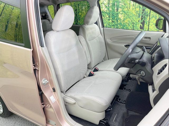 運転席シート廻りは使用感も少なく、良好な状態となっています。前オーナー様が丁寧に使っていたことがよくわかりますね。