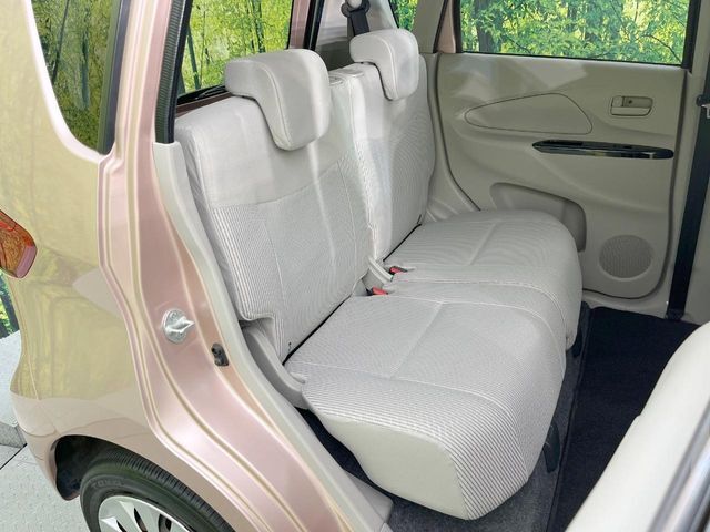 後部座席も気になるようなキズ・汚れやへたり等、大きなダメージはなく、良好な状態です。