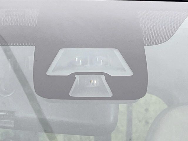 【エマージェンシーブレーキ】走行中に前方の車両等を認識し、衝突しそうな時は警報とブレーキで衝突回避と被害軽減をアシスト。より安全にドライブをお楽しみいただけます。