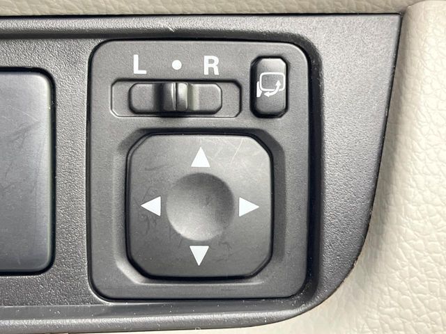 【電動格納ミラー】サイドミラーは電動格納式となっており、狭い駐車場でもキズがつくリスクを抑えられます。