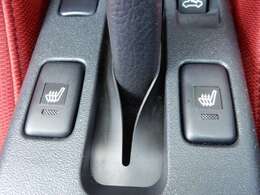 シートヒーター付ですので、寒い冬も腰からポカポカ♪オープンカーには必須の装備です☆