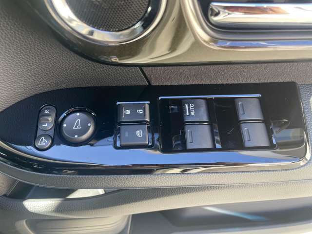 パワーウィンドウで運転席で全窓操作可能です♪
