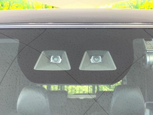 【スマートアシスト】走行中に前方の車両等を認識し、衝突しそうな時は警報とブレーキで衝突回避と被害軽減をアシスト。より安全にドライブをお楽しみいただけます。