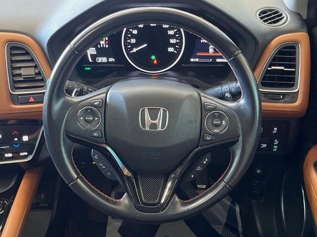 【LEDヘッドライト】悪天候や夜間走行時も良好な視界を確保し安心して運転できる高輝度LEDヘッドライトを装備！点灯速度が早く、消費電力も抑えられています。