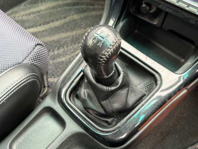 5速マニュアル車。