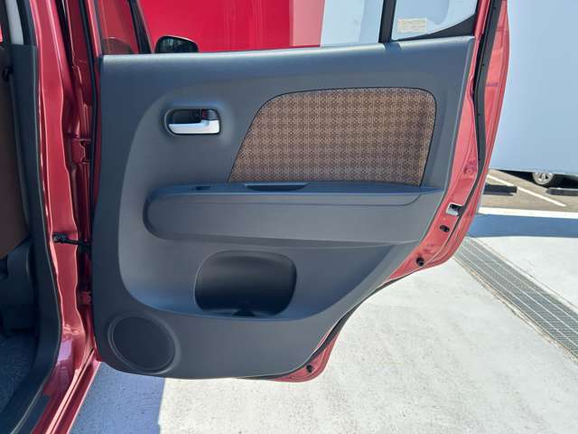運転席側リヤドア内張り