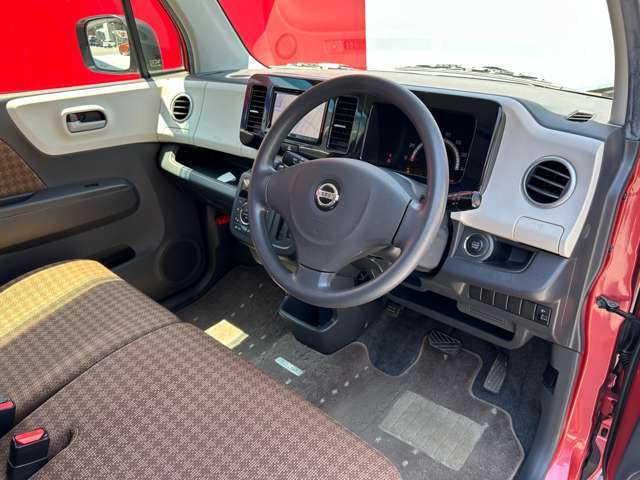運転席も広々とゆったりしております。アームレストも装備しており快適にドライブしていただけます。