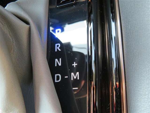 操作しやすいATシフトです。　シフトチェンジを気にしなくていいので運転だけに集中できますね。　自然と手に届くところにある、手になじむ形状のシフトノブがいいですね。