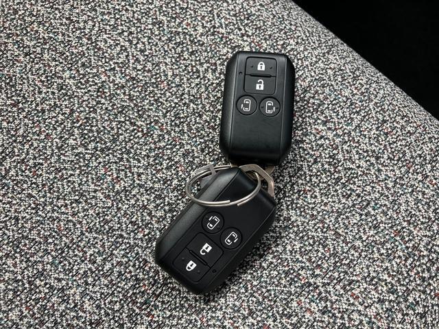 携帯リモコンキーは2個付属！リモコンキーには車両からはなれた所からカギの開閉が可能なキーレスエントリーシステムを装備！リア電動スライドドアの開閉も可能なスイッチも付いてます！